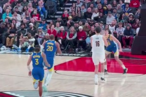 還是太無(wú)私了！楊瀚森搶籃板持球推進(jìn)到前場(chǎng)，出球后隊(duì)友失誤了…