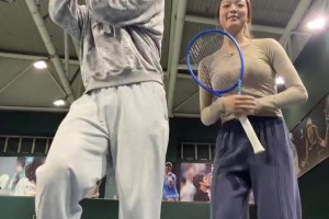 付豪跟妻子在網(wǎng)球場(chǎng)跳雙人舞：接王教練下課