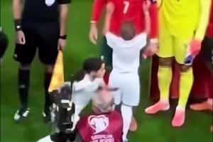 偶像！現(xiàn)場直拍：賽前小球童求抱抱，C羅欣然接受俯身滿足要求！