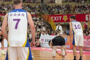 希望球員們離籃筐近一點(diǎn)，但離觀眾“遠(yuǎn)”一點(diǎn)注意剎車...