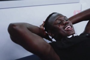 “防守人也不攤手 只是一味的低頭吐血”