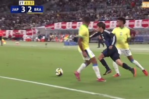 伊東純也面對(duì)巴西雙人防守，過(guò)人突破真自信啊