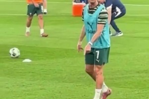 有難度的！熱身時C羅向球迷展示高空停球，穩(wěn)穩(wěn)停下 小裝一波