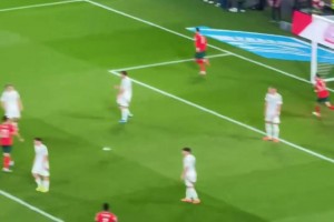 從哪竄出來的球迷實(shí)拍C羅第二球，防守球員一點(diǎn)反應(yīng)沒有