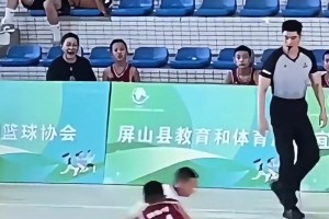 高三女生超帥轉(zhuǎn)身上籃，燃爆全場！