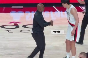 英語(yǔ)有長(zhǎng)進(jìn)??！比盧普斯暫停單獨(dú)指導(dǎo)，楊瀚森與其交流&點(diǎn)頭附和