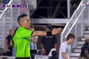 閑庭信步的優(yōu)雅球王！馬拉多納一己之力撕裂防線集錦！