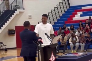 小賈高中球衣退役 火箭全隊到場支持