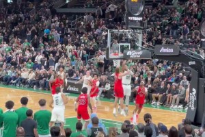 季前賽這么刺激的綠軍中鋒蒂爾曼拋投絕殺猛龍！主場燃炸了！