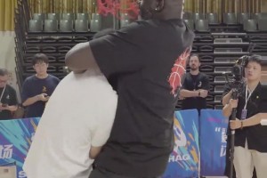 “這可能是最快結(jié)束的一對一單挑，庫里與高爾夫球手單挑籃球...