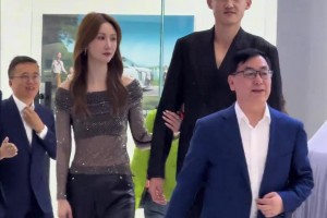 周鵬帶妻子提新車，這才叫郎才女貌