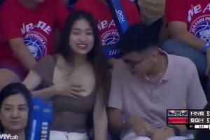 這樣的導播必須加雞腿！很善于發(fā)現(xiàn)看臺上的美女球迷