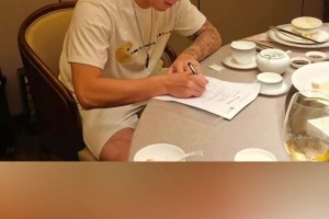 寵粉時刻！克雷桑給球迷們簽名，表情認(rèn)真