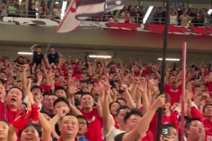 申花客戰(zhàn)西海岸，賽前兩隊(duì)吉祥物龍小飛和布魯互動(dòng)，還交換了禮物