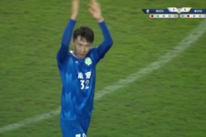 常州霸氣。。。網(wǎng)友實拍：地鐵里蘇超球迷小姐姐這包火了