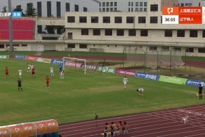 脾氣夠大！中甲球員不滿判罰一腳踢斷角旗桿導(dǎo)致比賽中斷5分鐘