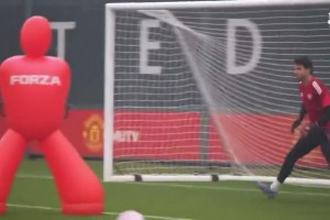 雙紅會(huì)有望繼續(xù)首發(fā)！曼聯(lián)門將拉門斯訓(xùn)練中高接低擋