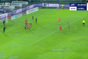 泰山先拔頭籌！黃政宇禁區(qū)外遠(yuǎn)射破門隨后一路滑跪怒吼