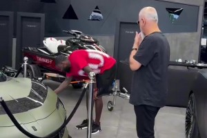 足壇金凱瑞！這位球員的踢球方式真是讓人過(guò)目不忘！