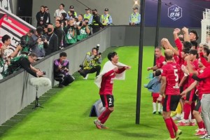 拿下三分繼續(xù)前進(jìn)！成都蓉城球員賽后謝場(chǎng)與球迷熱情互動(dòng)