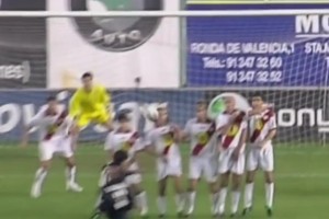 騙過防守！卡洛斯和菲戈上演任意球聲東擊西！