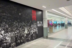 六年了，多倫多的機場墻上依然貼著