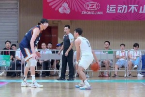 抽象！右邊這小子看著傻傻的，以后能打明白NBA嗎？