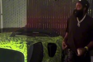 好潮??！前段時(shí)間哈登出席紀(jì)錄片發(fā)布會(huì) 這一身夠時(shí)尚不？