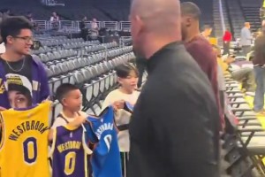 啊這！威少給小球迷簽了雷霆和火箭球衣，略過了湖人球衣