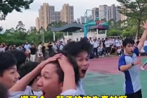 這哪里是投進(jìn)超遠(yuǎn)三分？這是能讓自己吹一輩子的素材！