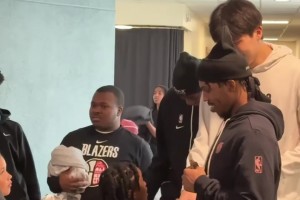 很受喜愛啊楊瀚森參與開拓者社區(qū)活動(dòng)，與小球迷握手互動(dòng)~