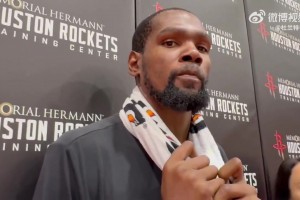 很靦腆呀！楊瀚森跟隨老大哥利拉德一起參加社區(qū)活動(dòng)