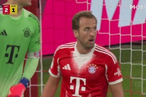 當(dāng)?shù)之?dāng)媽！凱恩回防飛鏟化解射門！本場踢中鋒踢中場又當(dāng)后衛(wèi)！