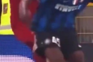 當(dāng)年這一下真狠！托蒂曾在運動戰(zhàn)中故意從身后爆踢巴洛特利