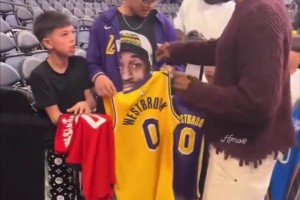 唯獨(dú)不簽湖人！威少給球迷簽球衣，對(duì)昔日球隊(duì)的喜惡顯而易見