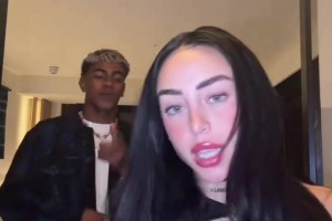 你倆真是興趣愛好玩到一塊兒的，亞馬爾和女友在酒店跳舞