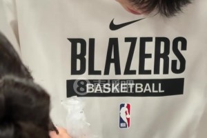 被團(tuán)團(tuán)圍住！楊瀚森為小球迷DIY甜品，涂醬涂得很認(rèn)真~