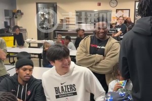 完全融入啦~楊瀚森參加開拓者社區(qū)活動(dòng)，笑得很開心啊