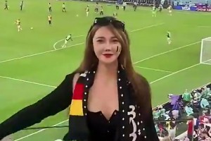 場邊的比利時美女球迷實在太養(yǎng)眼了~真吸引人