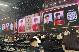 不對啊，這是李榮浩演唱會啊，也用上《橘頌色的火焰》暖場了