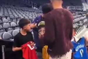 網(wǎng)傳威少?zèng)]在湖人球衣簽名？其實(shí)有后續(xù)！威少簽了腕帶送給湖蜜