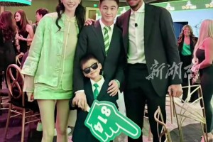 逆天大長腿搶鏡！綠軍股東何猷君出席球隊(duì)慈善晚宴 與西蒙斯合影