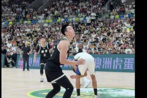 忍不住笑了！胡明軒想要分球外線，結(jié)果直接砸對(duì)手腦袋上