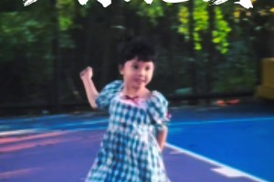 拖鞋小妹妹搶斷一條龍上籃，這球感能否勝過99%吧友？