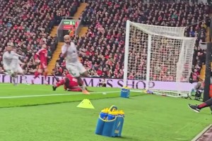 絕殺點(diǎn)球被撲，反遭絕殺！網(wǎng)友：如此澳假，怎能不愛