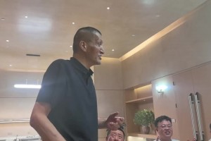 劉玉棟曬和巴特爾、鞏曉彬等老一輩球星大聲歌唱：男人間的快樂~