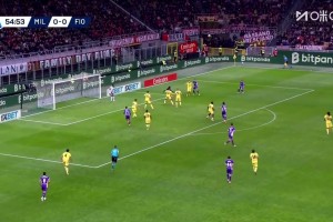 佛羅倫薩1-0領(lǐng)先！米蘭禁區(qū)內(nèi)亂戰(zhàn)，戈森斯將球擋進球門