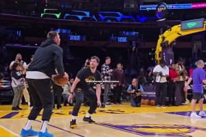 東契奇投籃熱身調(diào)戲訓(xùn)練師：來防我呀！然后調(diào)高弧度命中三分