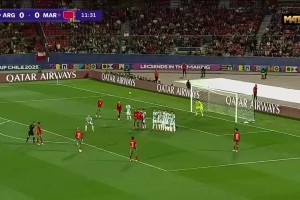 阿根廷門將出擊放倒對(duì)手VAR判罰任意球！摩洛哥任意球直接破門！