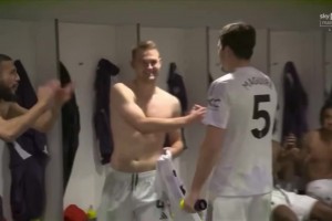 取勝功臣！馬奎爾接受采訪后回到更衣室，隊(duì)友拍頭+鼓掌歡迎